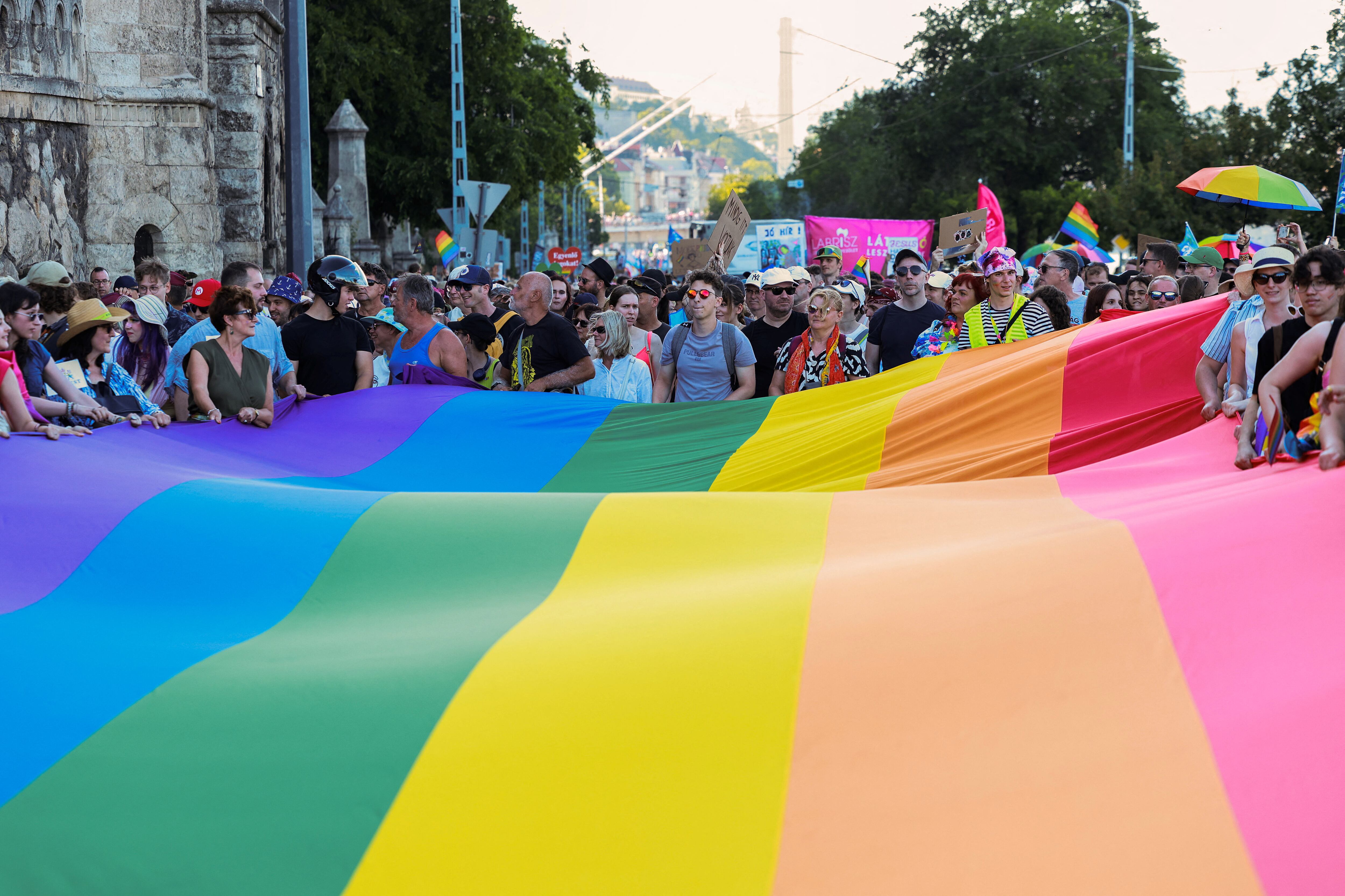 Un grupo de personas exhibió una bandera con los seis colores del arcoíris durante la Marcha del Orgullo de Budapest este sábado (REUTERS/Bernadett Szabo)