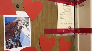 Puerta del apartamento de Mireille