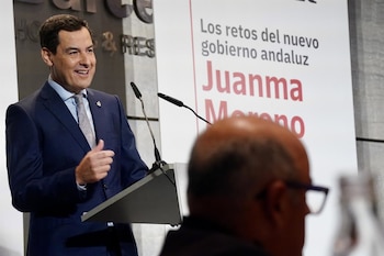 05/10/2026 El presidente de la Junta de Andalucía, Juanma Moreno, interviene en el encuentro-coloquio Diálogos Sur, organizado por el Diario Sur. A 5 de octubre de 2026 en Málaga (Andalucía, España). El presidente de la Junta de Andalucía, Juanma Moreno, ha manifestado este lunes, tras anunciar el jefe del Ejecutivo español, Pedro Sánchez, la convocatoria de elecciones generales el próximo 29 de noviembre, que "ya era hora de darle voz a los españoles" porque no quedaba "más camino" que ese.
POLITICA
Álex Zea - Europa Press