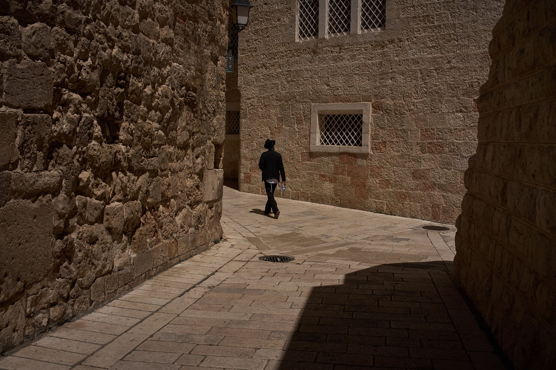 Un hombre camina por la histórica Vía Dolorosa en Jerusalén, un sendero significativo para muchos peregrinos. (AP)