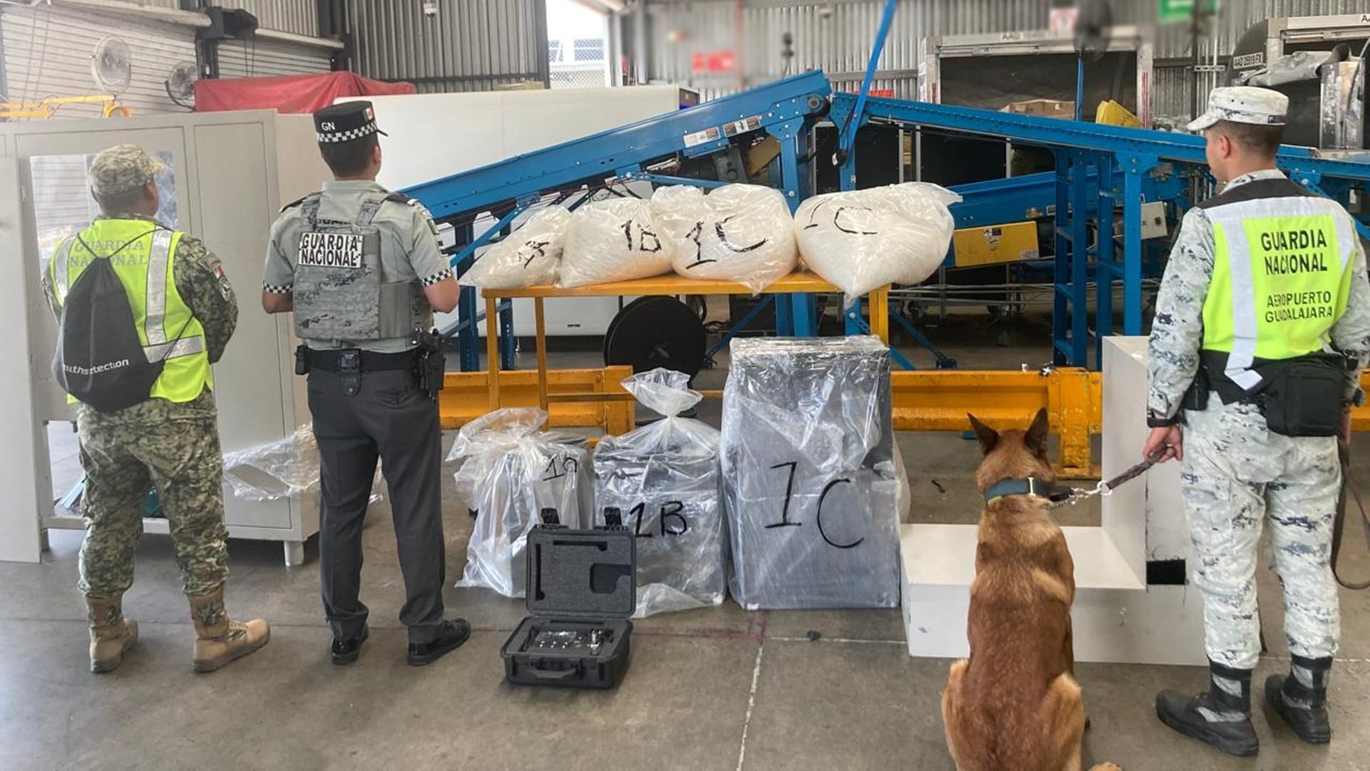 En un operativo independiente, la Guardia Nacional decomisó más de 100 kilos de metanfetamina en el área de mensajería del aeropuerto.
Foto: GN