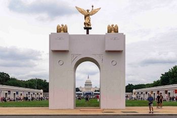 ARCHIVO - Una maqueta del Arco del Triunfo propuesto por el presidente de EEUU, Donald Trump, se exhibe en el complejo de monumentos National Mall, en Washington, el 27 de junio de 2026. (AP Foto/Jen Golbeck/Archivo)