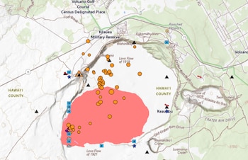 Mapa topográfico del volcán Kilauea con una mancha rosada central y numerosos círculos naranjas marcados sobre el terreno