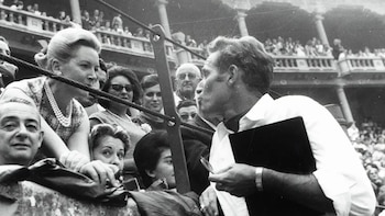 Los famosos que han disfrutado alguna vez de los Sanfermines: desde Lola Flores con la multitud hasta Charlton Heston o Audrey Hepburn
