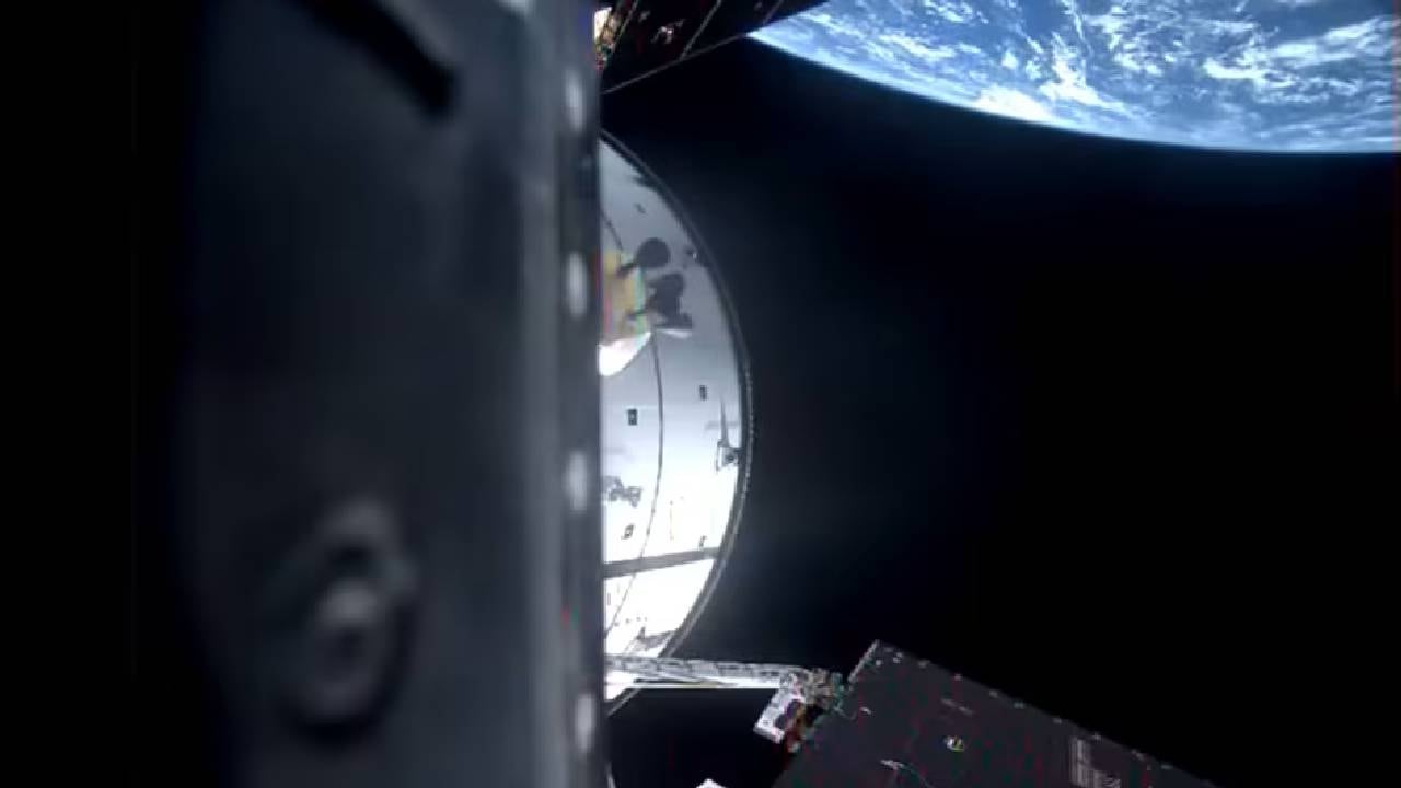 La nave Orion realizó exitosamente la maniobra de inyección translunar, alineándose en una trayectoria irreversible hacia la órbita lunar. (NASA)