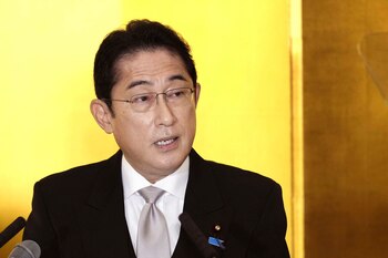 El primer ministro japonés Fumio