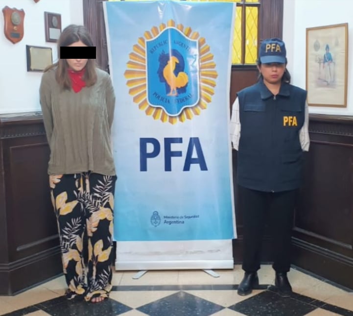 La madre de la menor fue localizada en la intersección de 1 y 45, el mismo sector indicado por testigos y el chofer del colectivo que la vio descender.