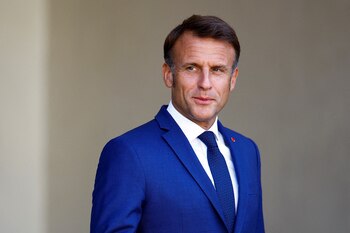 Emmanuel Macron, el presidente de Francia, entrando al Palacio del Elíseo (REUTERS)