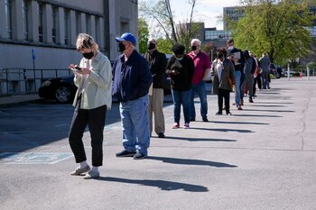 FOTO DE ARCHIVO: Gente hace cola en el exterior de un centro de carreras recién reabierto para pedir citas en persona en Louisville, Estados Unidos. 15 de abril de 2021. REUTERS/Amira Karaoud