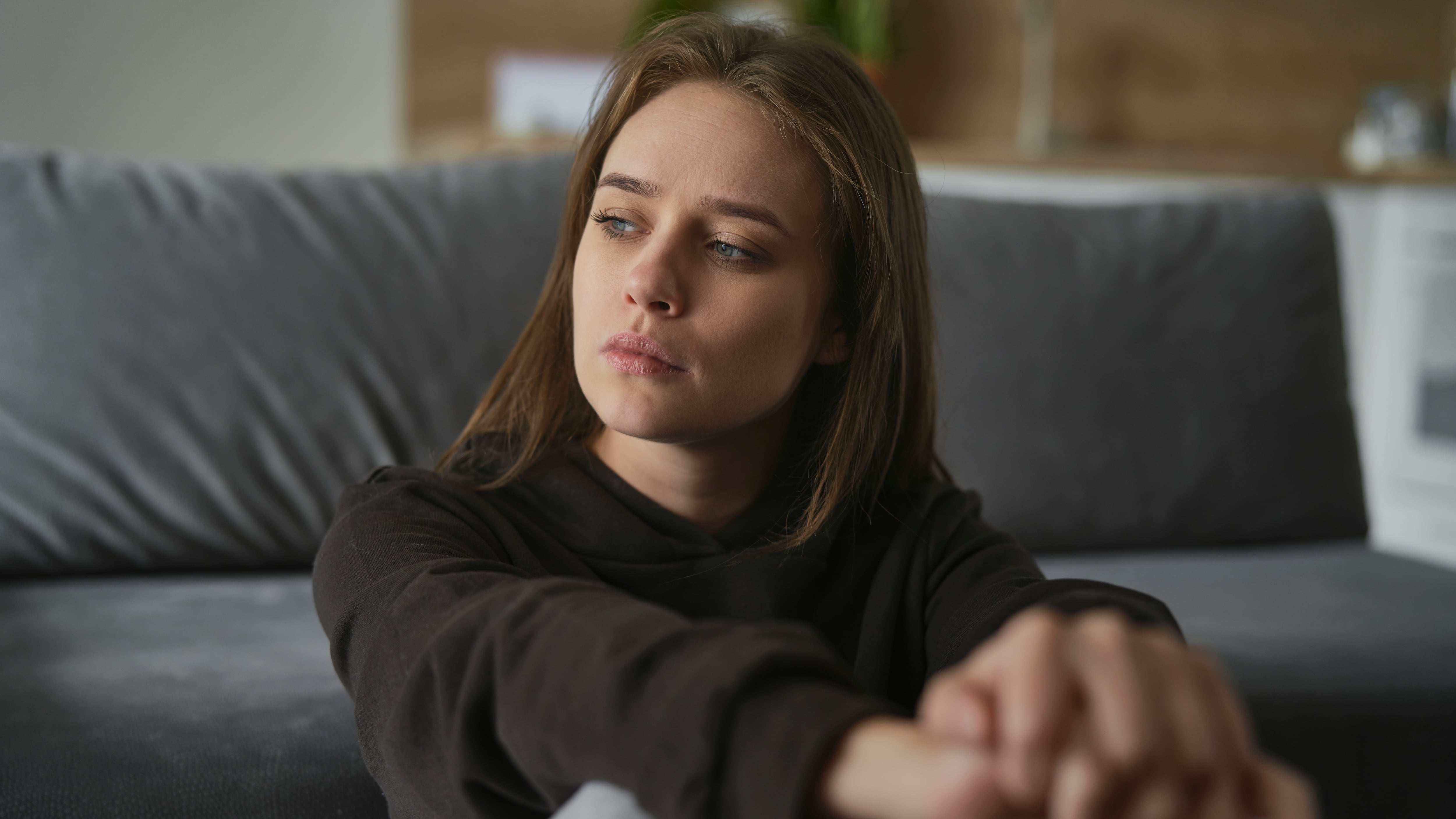 La fatiga que no mejora con descanso, junto a otros síntomas como hipercolesterolemia u obesidad, puede indicar un problema de tiroides (Freepik)