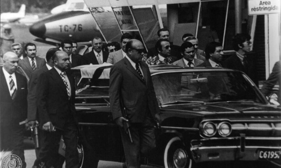 El cortejo fúnebre inicia la marcha hacia Olivos celosamente custodiado (Archivo General de la Nación)