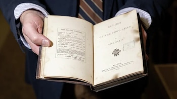El misterio de “Ecos de las estribaciones”, el ejemplar manchado de hollín que reapareció más de un siglo después en la biblioteca pública de San Francisco