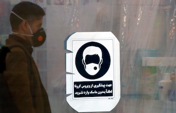 Un letrero pidiendo el uso de las mascarillas en Teheran, Irán. EFE/EPA/ABEDIN TAHERKENAREH