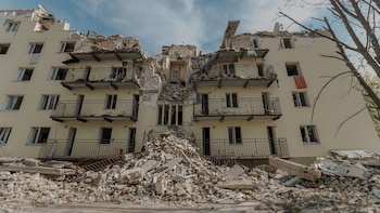 Al menos tres muertos y cinco heridos en bombardeos rusos en zonas residenciales de Jersón