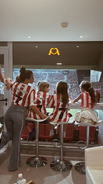 Camila Homs alentando a José Sosa