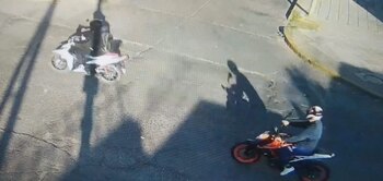 Dos miembros de la banda