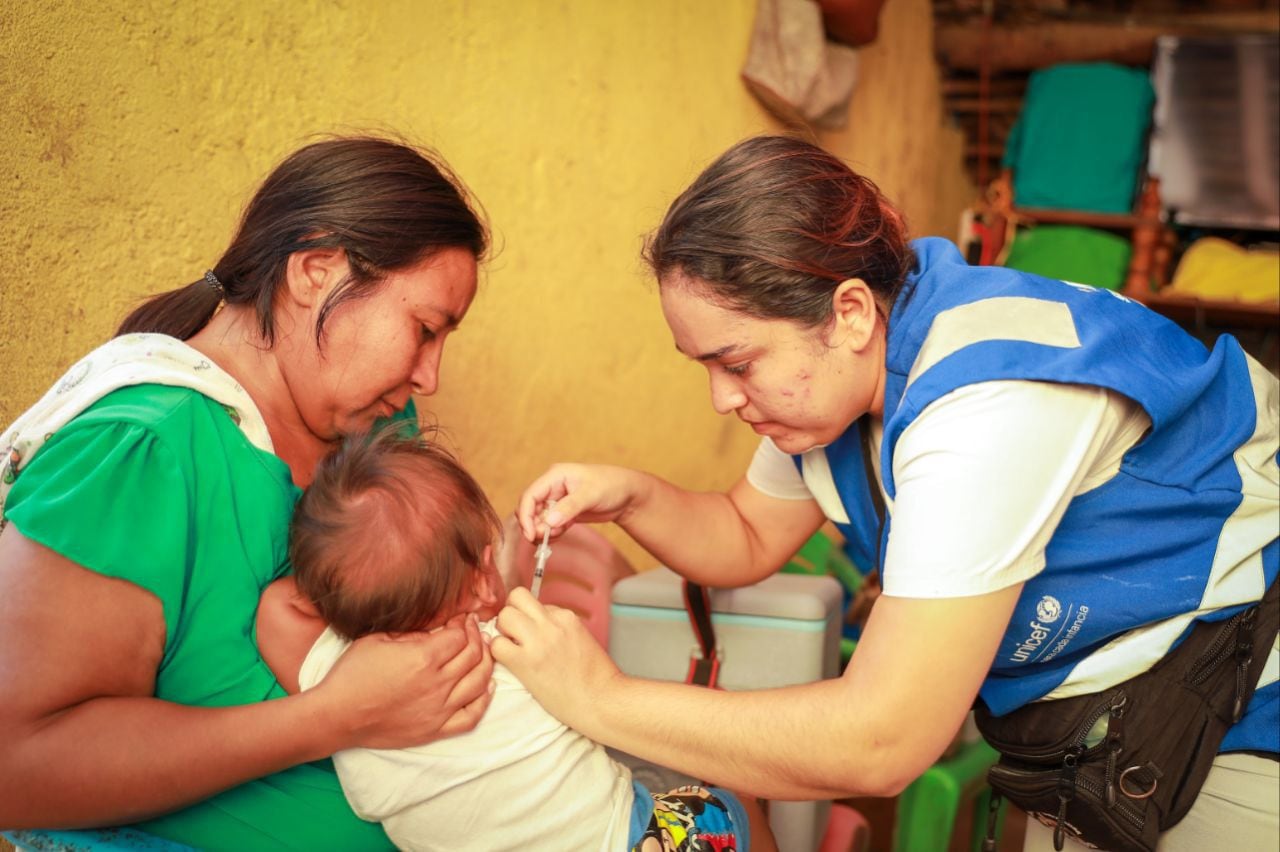 El Ministerio de Salud de El Salvador actualiza el esquema nacional de vacunación para mejorar la protección ante hepatitis, neumococo y VSR. (Foto cortesía Ministerio de Salud)