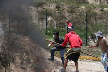 Manifestantes se protegen ante la