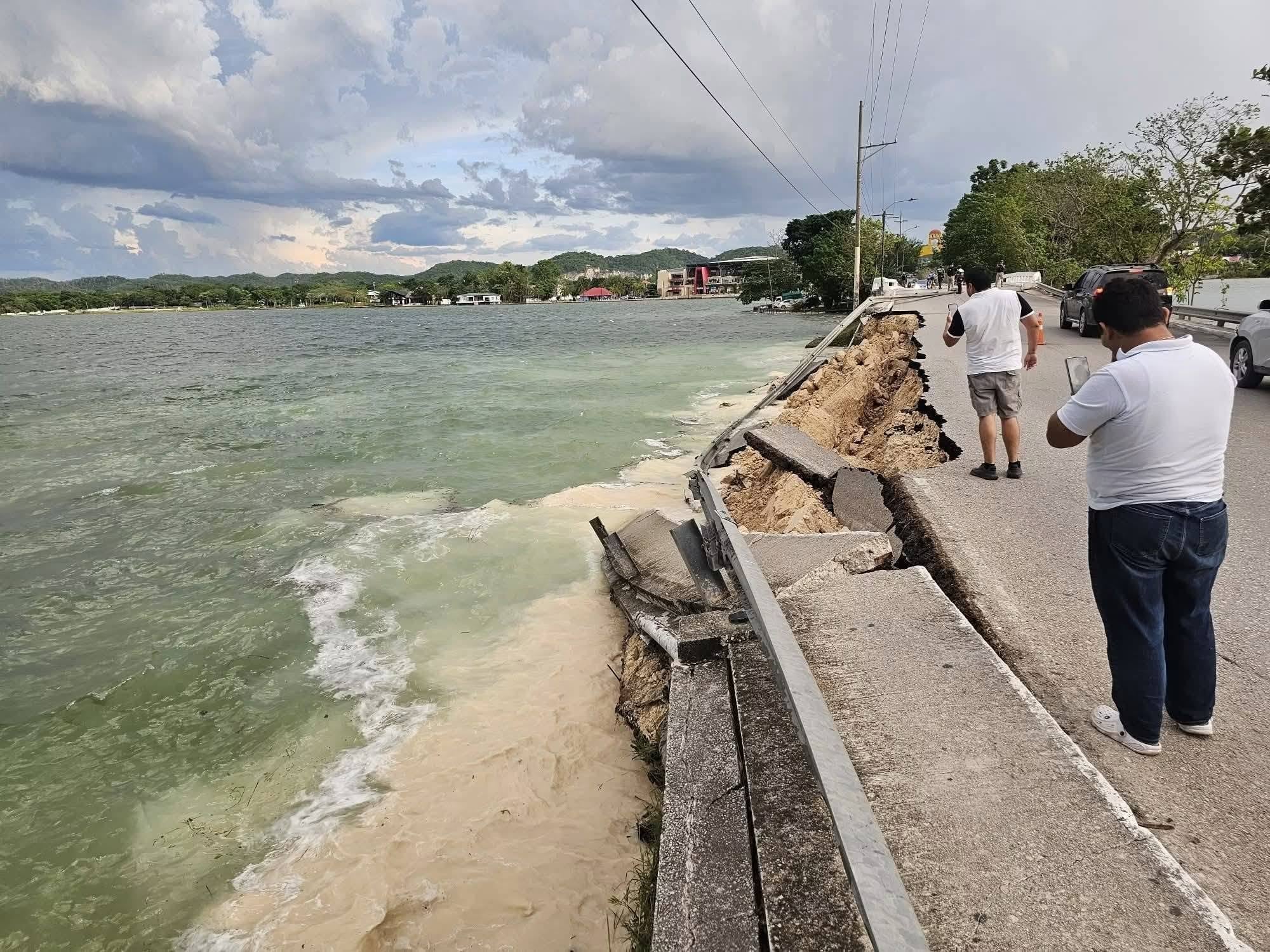 La CONRED reportó que, tras los daños detectados en el relleno que conecta Santa Elena con Flores, equipos técnicos realizan evaluaciones en la zona para definir medidas de seguridad. (Cortesía: Petén Vlogs)