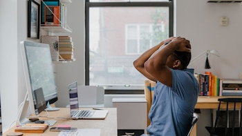 El 84% de los españoles sufre fatiga decisional al tener que tomar más de 35.000 decisiones al día: la Generación Z es la más afectada, según un estudio