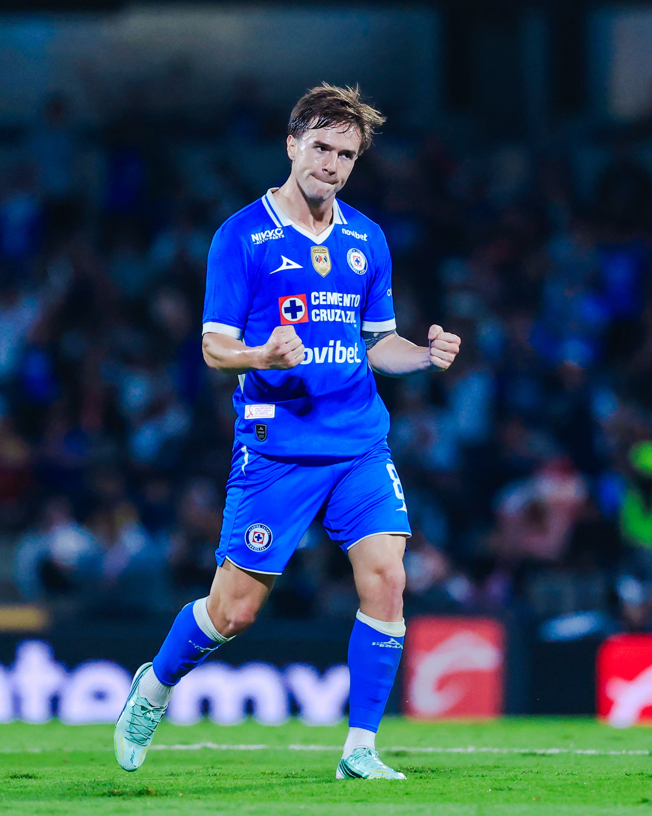El jugador Palavecino festeja una anotación vistiendo el uniforme de Cruz Azul durante el encuentro frente a Pumas. (X/ @CruzAzul)