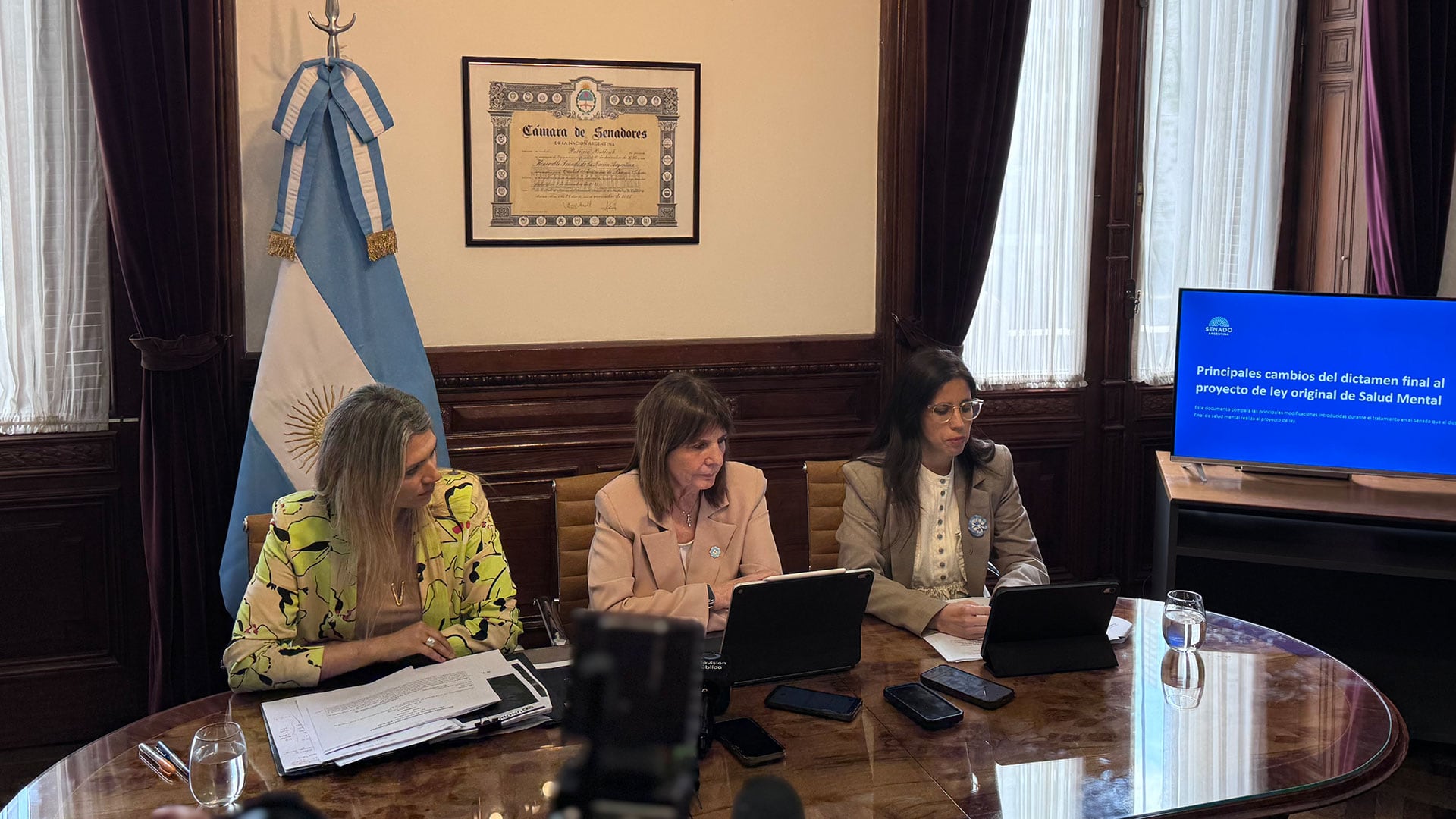 La jefa libertaria en el Senado, Patricia Bullrich, junto a sus colegas de bancada y presidentas de las comisiones de Salud; y de Legislación General, Ivanna Arrascaeta (San Luis) y Nadia Márquez (Neuquén), respectivamente