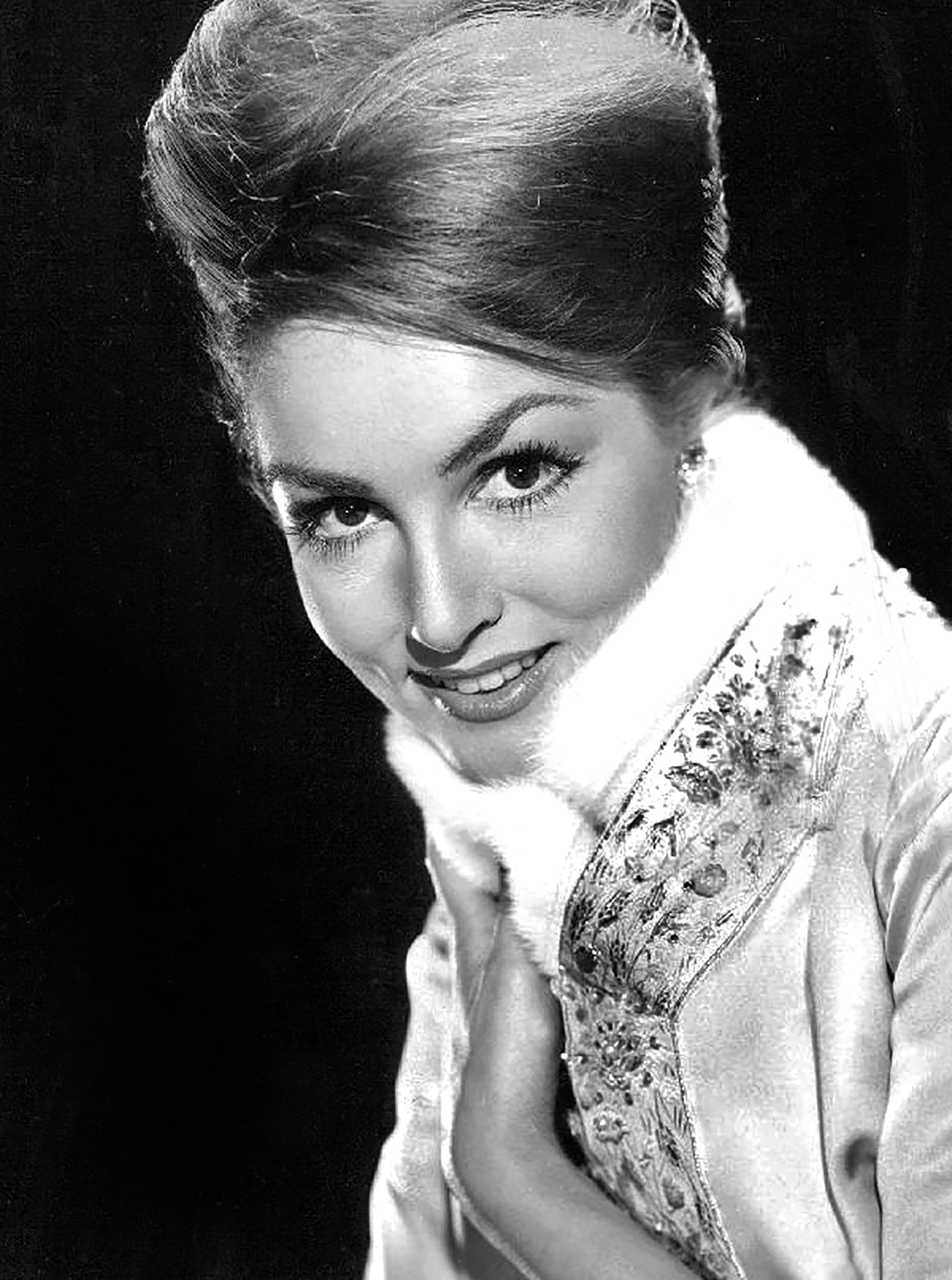 Julie Newmar afirmó que su filosofía de vida combina cientificismo cristiano, budismo, respeto y armonía, y que evita convertir los problemas en preocupación (Fuente)