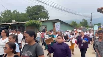 La celebración incluyó la participación de grupos juveniles y familias que acompañaron carrozas decoradas con mensajes alusivos.