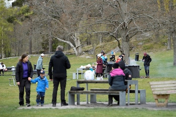 People enjoy a picnic next to lake Malaren, as the spread of the coronavirus disease (COVID-19) continues, in Satra, south east of Stockholm, Sweden April 25, 2020. TT News Agency/Henrik Montgomery via REUTERS ATTENTION EDITORS - THIS IMAGE WAS PROVIDED BY A THIRD PARTY. SWEDEN OUT. NO COMMERCIAL OR EDITORIAL SALES IN SWEDEN.