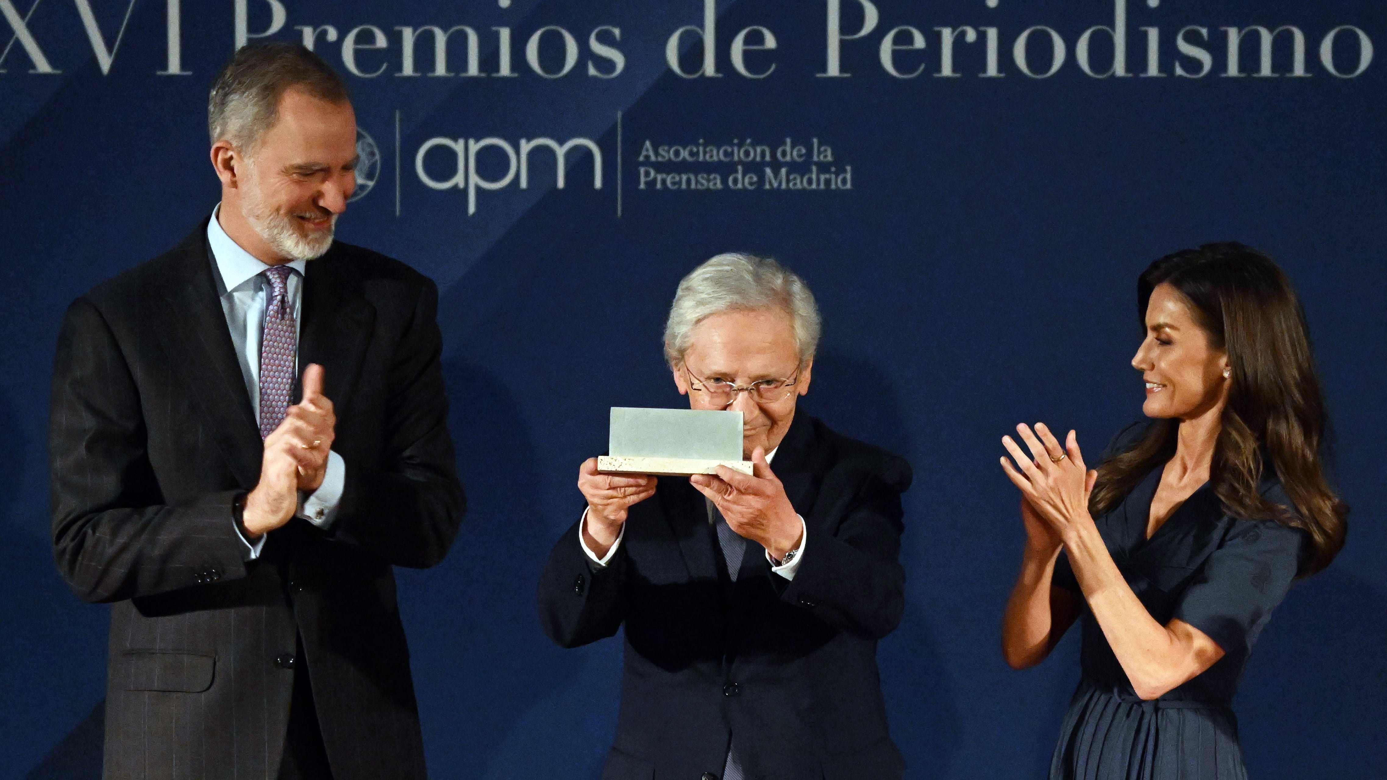 Fernando Ónega recibe Premio APM de Honor 2024 durante la entrega de los Premios de la Asociación de la Prensa de Madrid. (José Oliva / Europa Press).