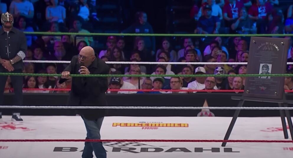 Un espectador abucheó y lanzó insultos que desataron la furia del exluchador durante su homenaje en la Arena Ciudad de México. (Captura de pantalla)