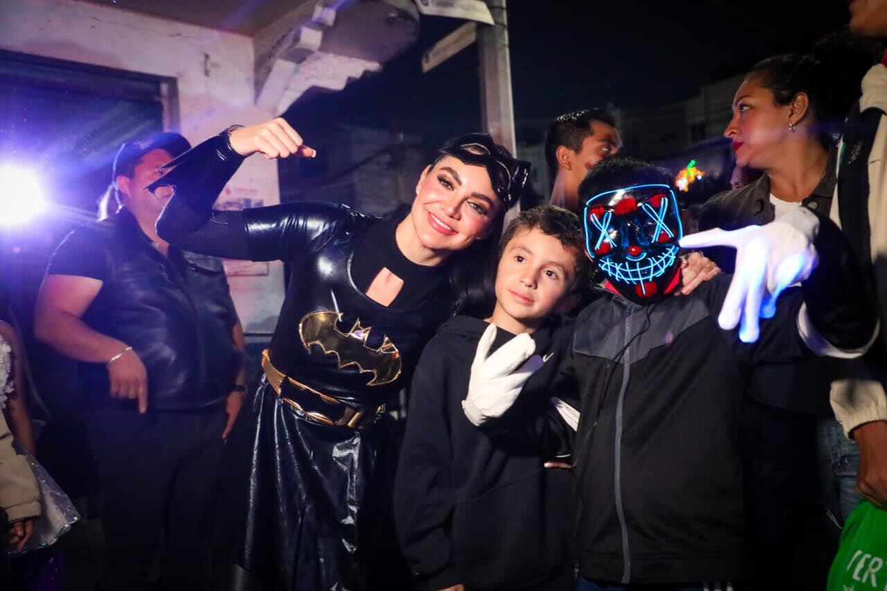 Gabriela Jiménez sí cumplió al disfrazarse de “Batichica”, tras momento polémico al lado de Harfuch