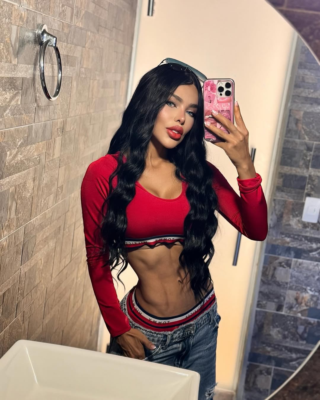 Afirma que a medida que cambió su aspecto físico, las personas la empezaron a tratar mejor - crédito @labarbiecolombianaoficial / Instagram