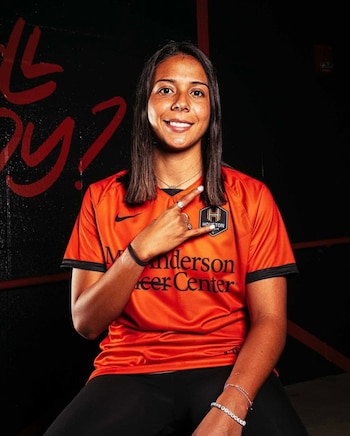 Su nuevo contrato la vincula