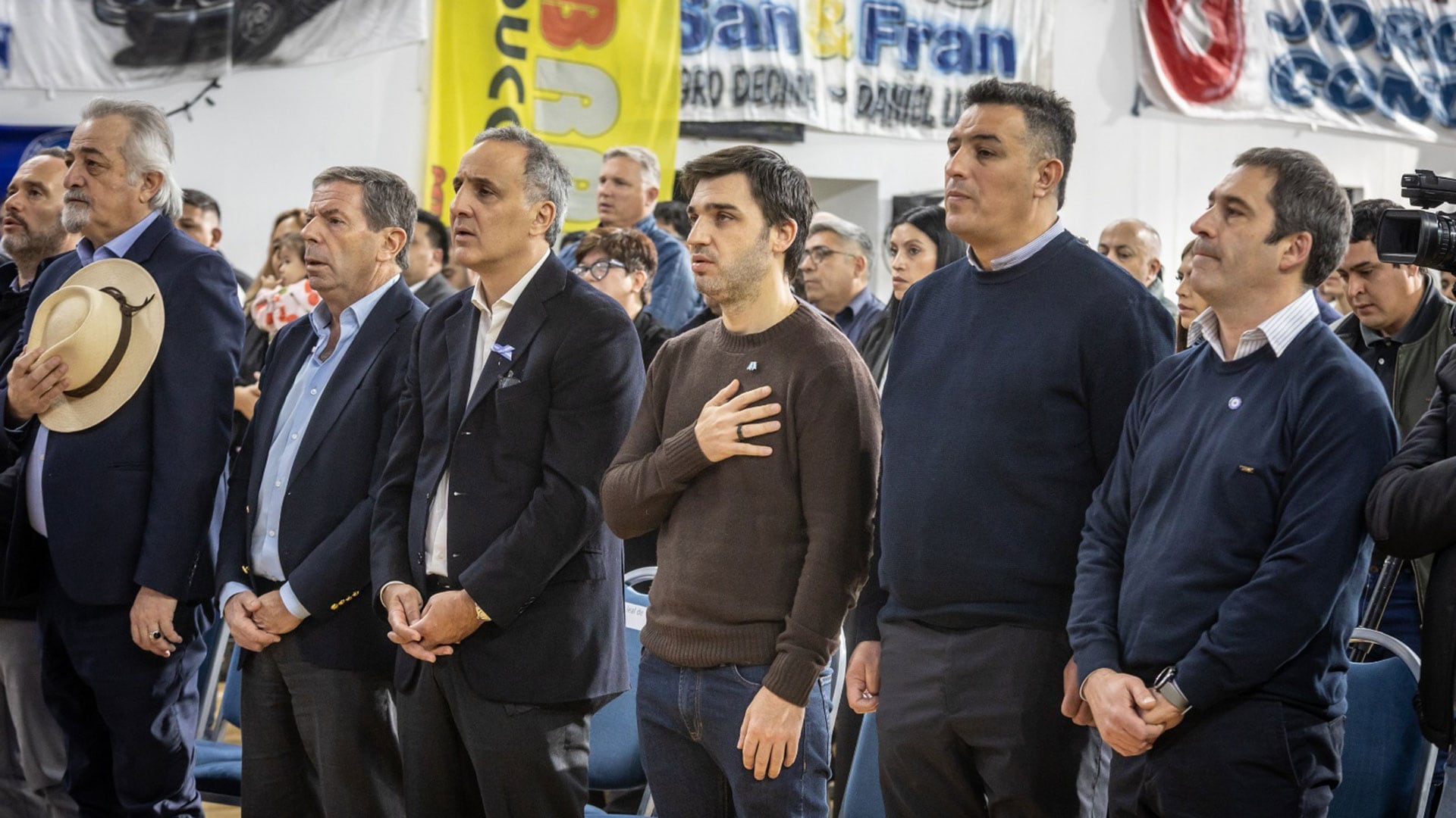 El gobernador Ignacio Torres y el empresario Marcos Bulgheroni, entre los presentes en el acto de asunción de Jorge Avila