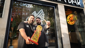 Daniel y Renzo Cocchia, padre e hijo al frente de la hamburguesería más premiada del mundo: “Quizá España ha abusado de las competiciones”