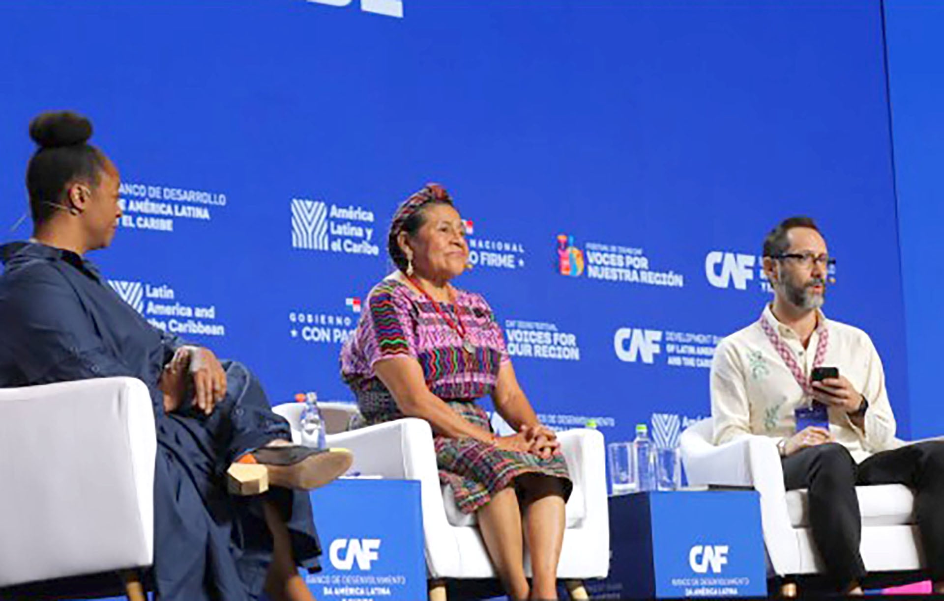 Rigoberta Menchú advirtió que sin presupuestos reales y sostenidos, las políticas culturales dirigidas a pueblos indígenas carecen de viabilidad, al comparar esa situación con “un celular de último modelo, pero sin baterías”. Cortesía