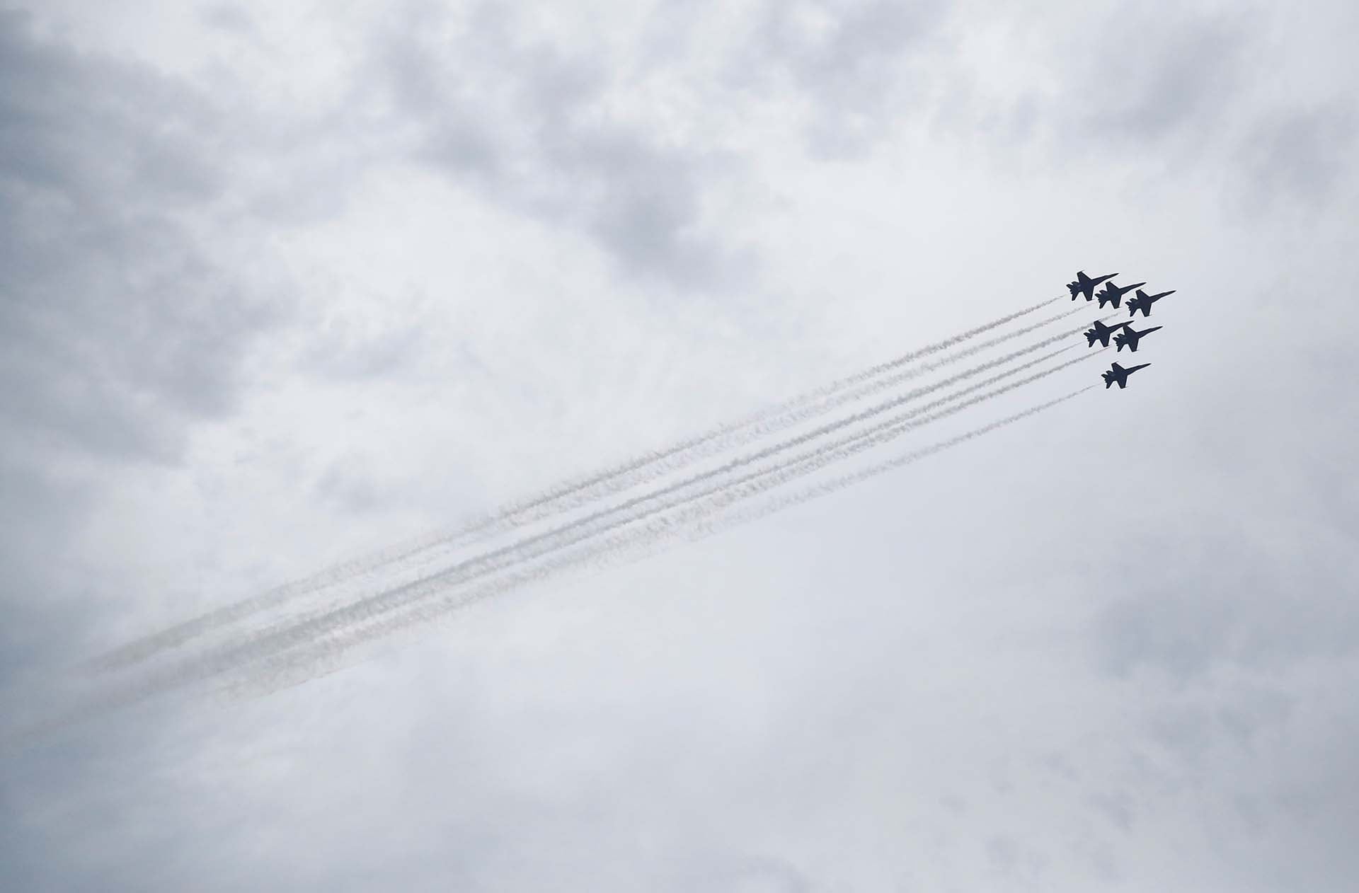 El programa del 4 de julio incluye a los Blue Angels, los Thunderbirds, el F-22 Raptor, el B-1 y una formación liderada por el Air Force One (REUTERS/Eric Thayer)