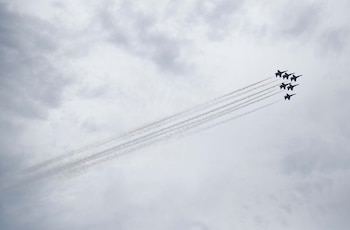 El programa del 4 de julio incluye a los Blue Angels, los Thunderbirds, el F-22 Raptor, el B-1 y una formación liderada por el Air Force One (REUTERS/Eric Thayer)