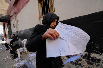 Una mujer mira una lista