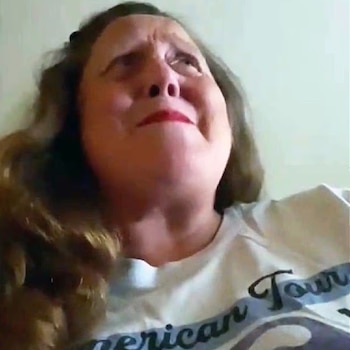 Mujer enfrenta siete cargos por ataque con sustancia a Lindsey Buckingham