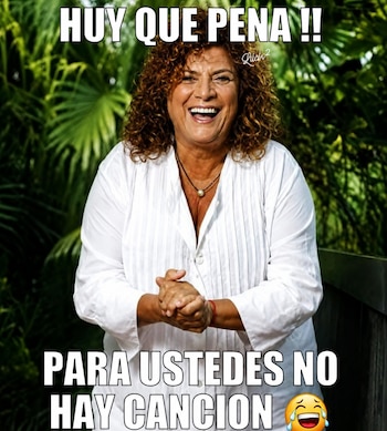Mujer de cabello rizado sonríe, junta las manos, viste camisa blanca. Fondo verde con follaje. Texto "HUY QUE PENA !!" y "PARA USTEDES NO HAY CANCION" con emoji