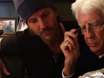 "El alma lo entiende", aseguró el actor de 52 años al recordar el momento en que una mariposa y un colibrí pasaron por su casa (Instagram)