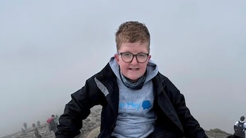 Tiene 13 años, pasó por 23 cirugías y escaló una montaña tras operarse ambos pies: la historia de superación que conmueve al Reino Unido
