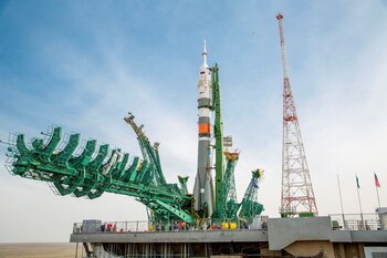 La nave espacial Soyuz MS-16, para la próxima tripulación de la Estación Espacial Internacional (ISS), se encuentra en la plataforma de lanzamiento antes de su próximo lanzamiento, en el Cosmódromo de Baikonur, Kazajistán. 6 de abril de 2020. Agencia espacial rusa Roscosmos/Handout vía REUTERS.
