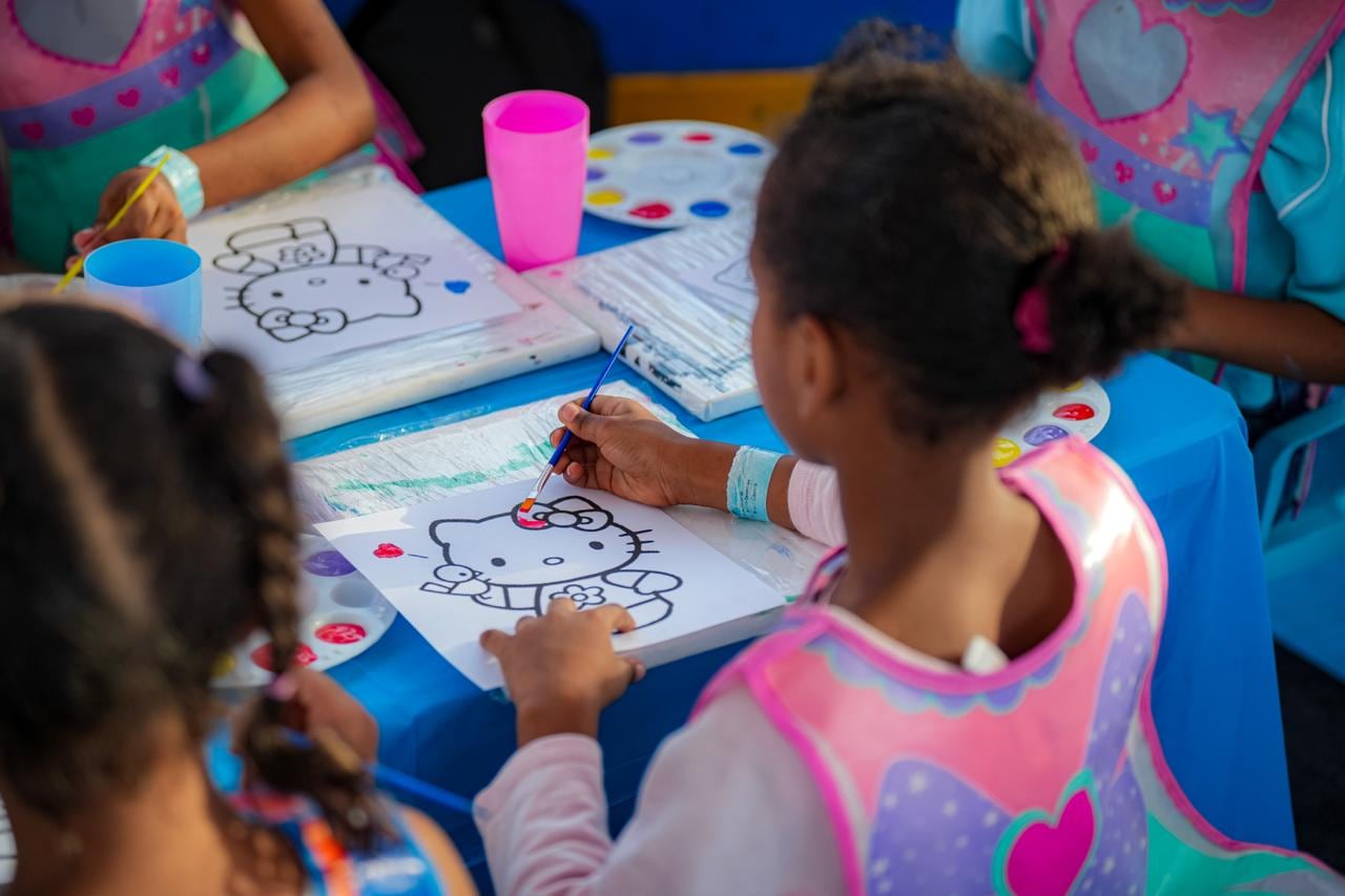 La misión humanitaria en Colombia sumó jornadas recreativas y lúdicas para niños en el coliseo Miguel Calero. (Cortesía: Secretaría de Prensa)