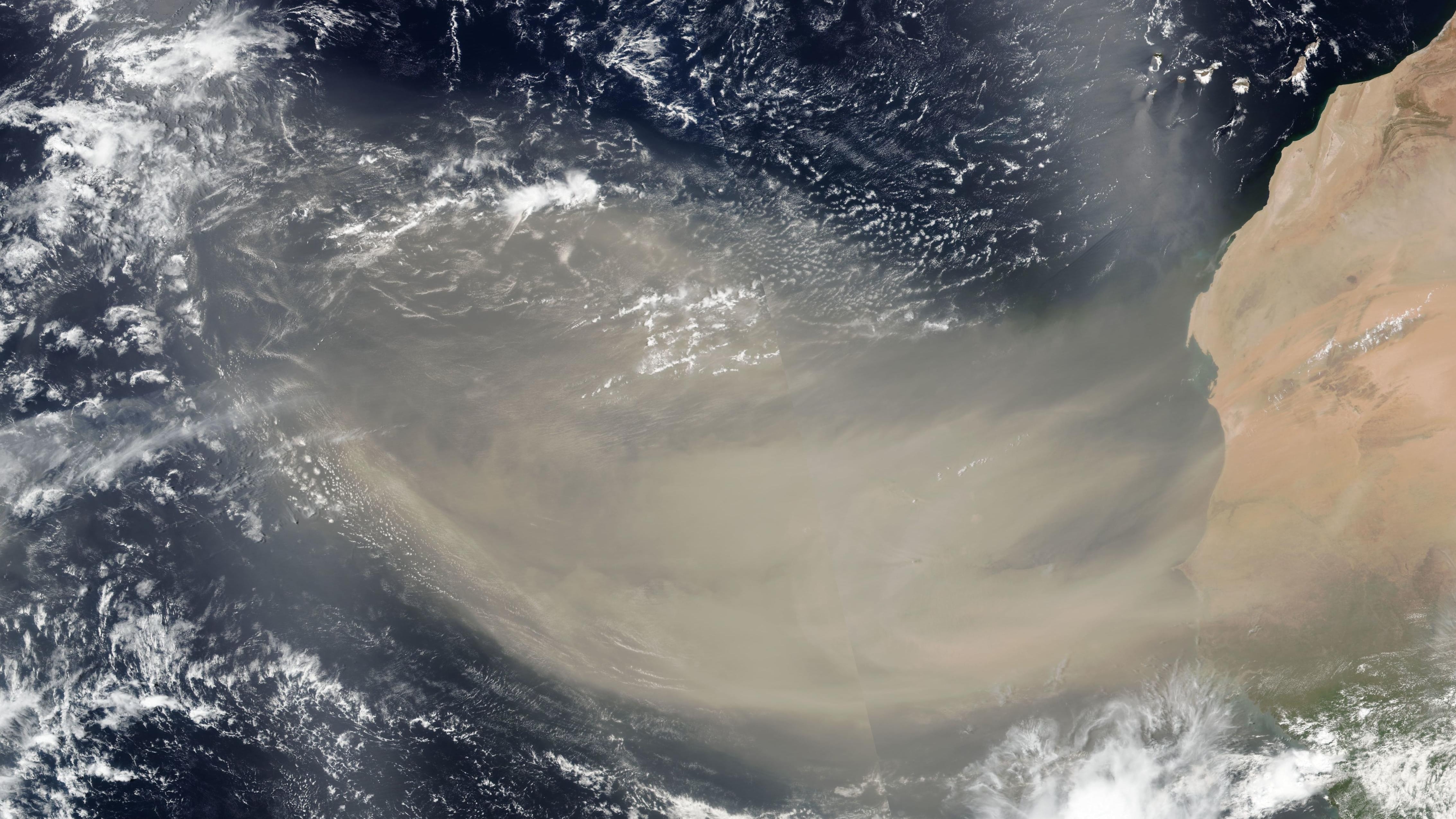 La Capa de Aire Sahariano transporta partículas finas entre 1,5 y 5 kilómetros de altura sobre el Atlántico tropical (Wikipedia)