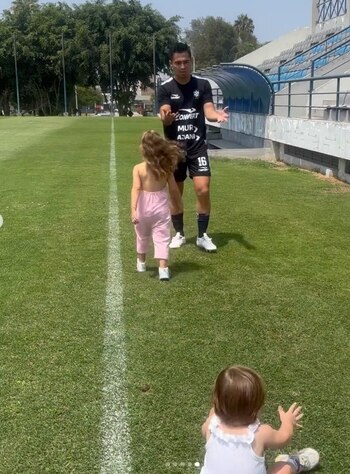 'Gato' Cuba con sus hijas.