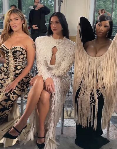 Karol G estuvo en primera en el desfile de la prestigiosa casa de modas Schiaparelli en París en su semana de la moda - crédito Instagram