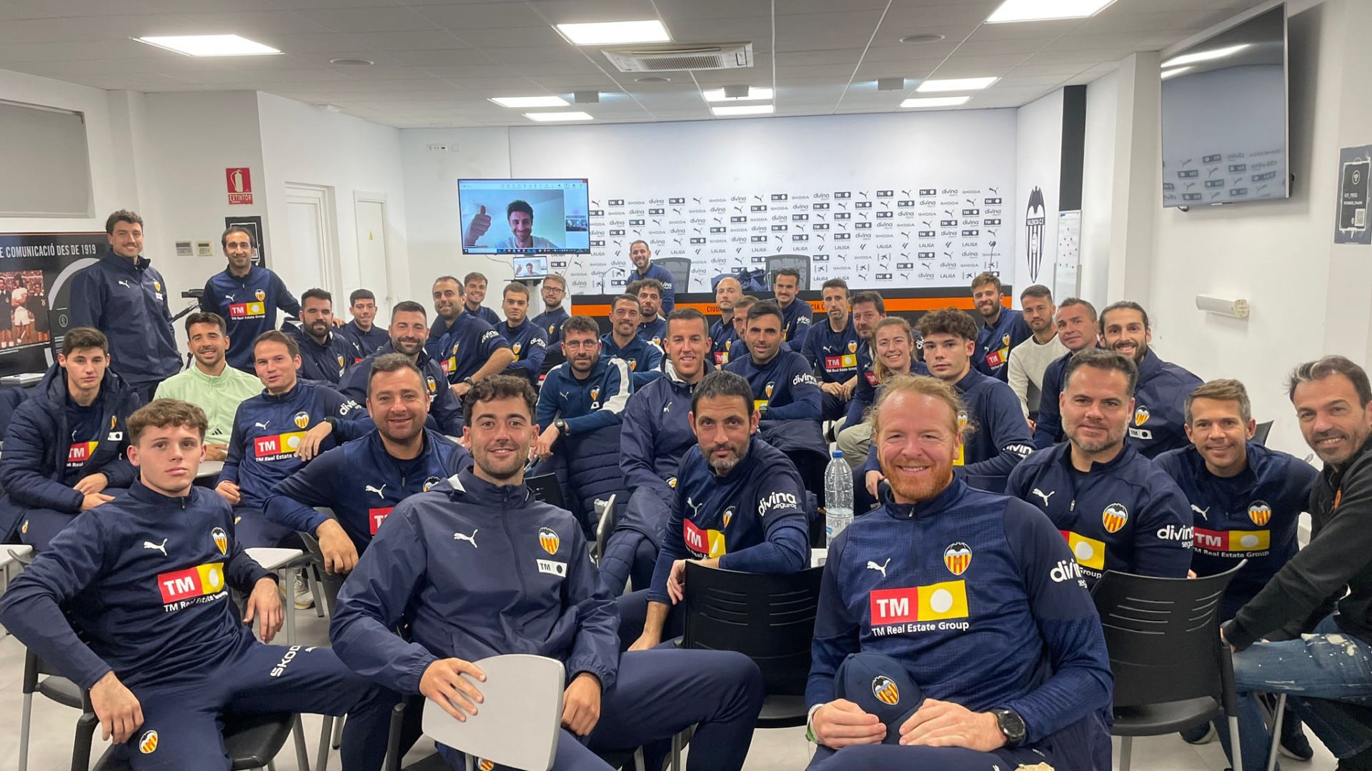 Los entrenadores y entrenadoras de las categorías formativas del Valencia y Aimar en la pantalla